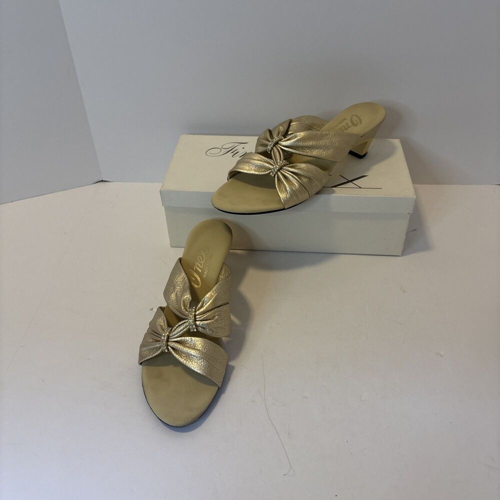 ONEX Kylee sandals size 9M Platinum Leather Slip On